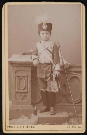 Bildnis eines Jungen in Husarenuniform. Atelieraufnahme