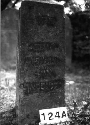 Grabstein 124 (Index: 100085497) Maße HxBxT: 95x33x33 cm Beschreibung: Obelisk: Grabstein 124A