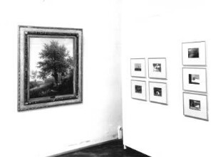 Dresden-Loschwitz. Ausstellung "Ingo Kraft", 10.07.2000-09.09.2000 im Leonhardi-Museum in Dresden-Loschwitz. Raumaufnahme (Atelier mit dem Gemälde von Eduard Leonhardi "Unter dem Lindenbaum")
