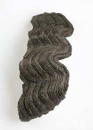 Bruchstück vom Haar einer Frauenstatue (Fragment einer Bronzestatue)