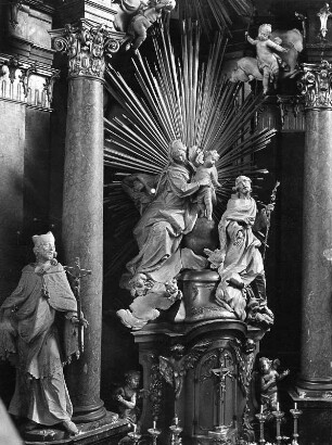 Hochaltar mit der heiligen Familie, den Heiligen Johann Nepomuk und Franz Xaver : Hochaltar mit der heiligen Familie, den Heiligen Johann Nepomuk und Franz Xaver. Holz, Marmor, geschnitzt, gefasst (weiß), vergoldet (1766-1768; I. Günther). Starnberg, Nebenkirche Sankt Josef (Alte Pfarrkirche)