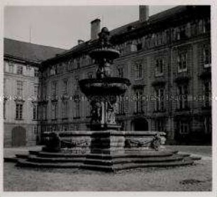 Das hunderttürmige Prag, Prager Burg, Brunnen am zweiten Burghof