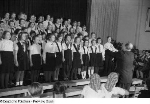 Chor und Chorleiter der 34. Grundschule bei einem Auftritt