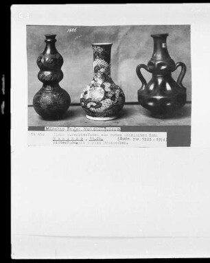Links und rechts: Vasen aus rotem gebranntem Ton, Mitte: Vase mit bunten Ornamenten
