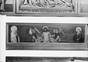 Anbetungsaltar — Schmerzensmann in der Grabtumba stehend von zwei Engeln gehalten. Links: Halbfigur der Maria. Rechts: Halbfigur des Johannes des Evangelisten