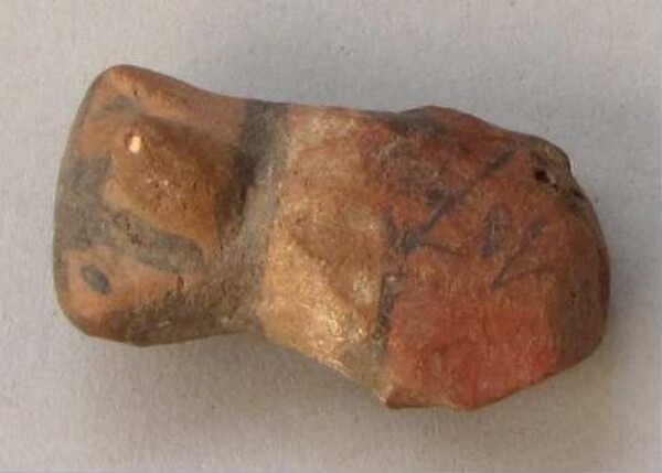 Figurine en argile (fragment de récipient)