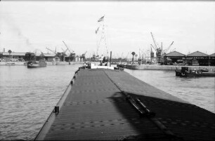 Antwerpen: Albert Dock, Vordergrund Kahn