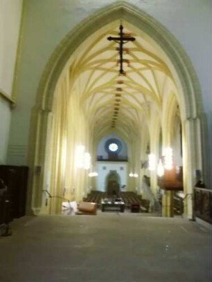 Stiftskirche-Langhaus (Hallenkirche) Innen-Ansicht aus dem Chorraum durch Triumphbogen über Hauptschiff mit profilierten Stützsäulen sowie Herrenloge im Westen