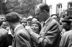 Chemiker; Mainau 4.7.; Graf Lennart Bernadotte gibt Autogramme auf den Rücken (junger Mann mit abgewendetem Kopf)