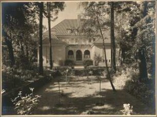 Landhaus Cohn, Doppel-Villa, Hubertusbader Straße, Berlin-Grunewald: Aussenaufnahme Blick vom Garten auf Eingangsseite des Hauses