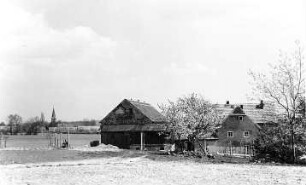 Radibor-Luppa. Blick vom ehem. Windmühlenstandort auf Müllerwohnhaus und Kirche von Luppa