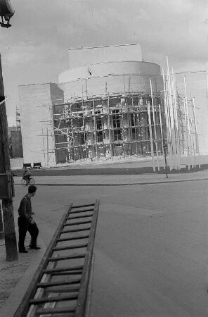 Aufnahmen vom Wiederaufbau der Volksbühne am Rosa-Luxemburg-Platz (ehemals Volksbühne Berlin) in Berlin : Ansicht der Hauptfassade