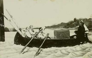 Verkehrswesen : Verkehrswesen. Postboot. von Frauen gerudert ( Gouvern. Archangelsk )