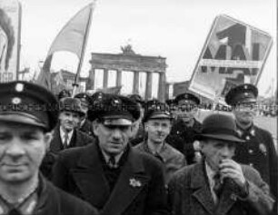 Teilnehmer einer Kundgebung des FDGB zum 1.Mai in Berlin