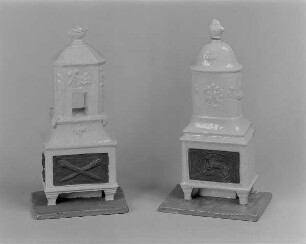Zwei Etagenofen-Modelle : Zwei Etagenofen-Modelle. Fayence, glasiert, bemalt; H. 32,1 cm (1. H. 20. Jh.; K. Feuerriegel). Museum im Schloß Frohburg ?, V 614/01