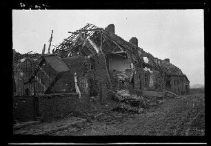 Nicht identifizierbare Ortschaft bei Douai (?) (Dep. Nord, Frankreich): "zerschossene Häuser" neben einer morastigen Ortsstraße