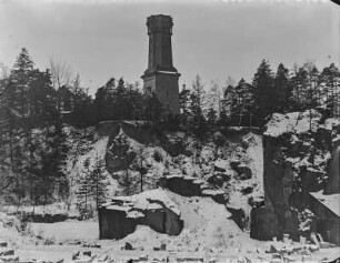 Friedrich-August-Turm : Rochlitzer Berg, Blick über den ehemaligen Seidelschen Steinbruch auf den Friedrich-August-Turm im Winter.