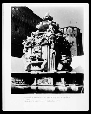 Brunnen vor der Rocca Malatestiana