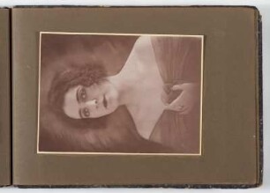 Albumseite mit Damenporträt : Großbürgerliches Familienalbum aus Berlin 1900-1930. Kartoneinband mit Kordelbindung; 25 x 36,5 x 2,5 cm (um 1910). Dresden: SLUB/DF 2017.D.102