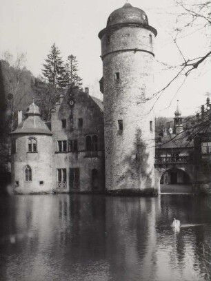 Am Wasserschloss Mespelbrunn im Spessart bei Aschaffenburg : Mespelbrunn. Schloss (1401/1600). Ansicht über den See