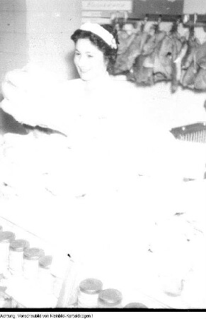 Dresden. Konsum, Verkaufsstelle. Verkäuferin hinter einer Kühltheke mit Geflügel, Dezember? 1956