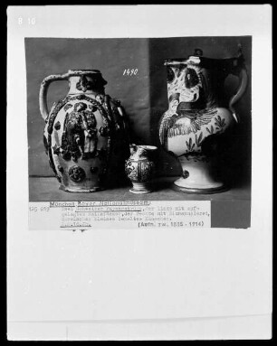 Krug mit aufgelegtem Reliefdekor, bemaltes Kännchen, Krug mit Blumenmalerei