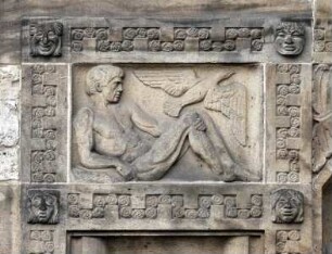 Ostportalanlage, ehemals Zugang zum Archäologischen Museum — Relief links