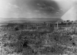 Talblick : Blick in ein Tal umgeben von Hügeln mit einigen landwirtschaftlich genutzten Flächen.
