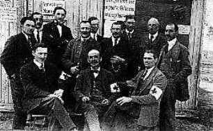 Gruppenbild der Verwaltungsnebenstelle mit Sanitätspersonal