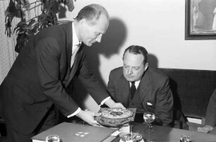 Freiburg: Rathaus, Amerikanischer Botschafter George C. Mc Ghee, Generalkonsul Paul Sweet, Dr. Clark beim Oberbürgermeister