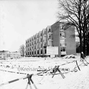 Segeberger Chaussee: Wohngebäude bei der Einmündung des Glashütter Damms im Winter, dahinter Wohngebäude des Heidehofweges: Blick nach Osten