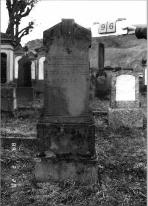 Grabstein 96 (Index: 99798529) Material: Sandstein Zustand: gut Maße HxBxT: 160x42x20 cm Beschreibung: Stele mit rechteckig erhöhtem giebelartigem Abschluß, Sockel: Grabstein 96