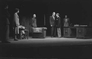 Szenenbilder aus dem Stück "Kamerad Mimi" von Julius Hay im Theater am Schiffbauerdamm Berlin : Szenenbild
