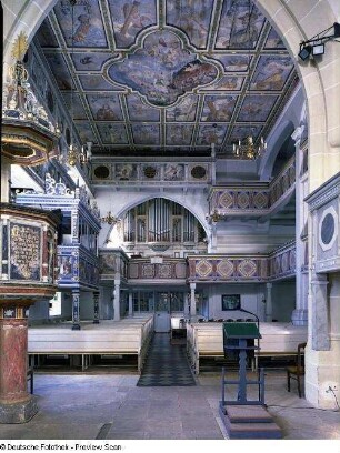 Pfarrkirche. Inneres mit bemalter Holzdecke (1671; G. Lucas) und Orgel (Prospekt 1754-1755, D. Schubert; Instrument 1905, Jehmlich Orgelbau)