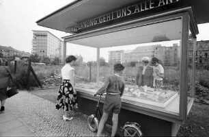 Berlin: Modell: Ernst Reuther Platz; Bismarckstraße; Glaskasten von außen