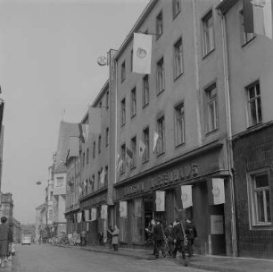 Freiberg. Kaufhaus "Konsum Warenhaus" mit Blick auf Häuserfront des Obermarktes im Hintergrund