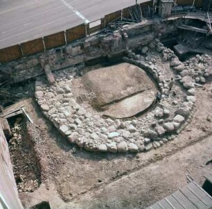 Hamburg. Ringmauer : Die 1963 entdeckte Ringmauer einer Bischofsburg, die überbaut, erhalten bleibt