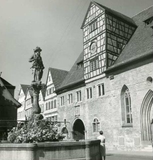 Reutlingen. Martkbrunnen und ehemalige Spitalkirche. Westseite zum Markt