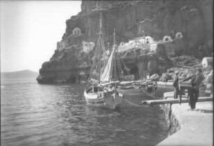 Reisefotos. Bootsanlegestelle an einer felsigen Küste