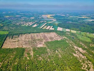 Nienwohld: Luftbild in Richtung Norden: Nienwohlder Moor: mittig Torfabbauflächen