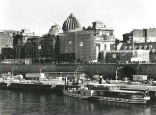 Dresden-Altstadt. Blick von der Augustusbrücke über die Elbe gegen Terrassenufer und Brühlsche Terrasse mit Kunstvereinsgebäude und Kunstakademie