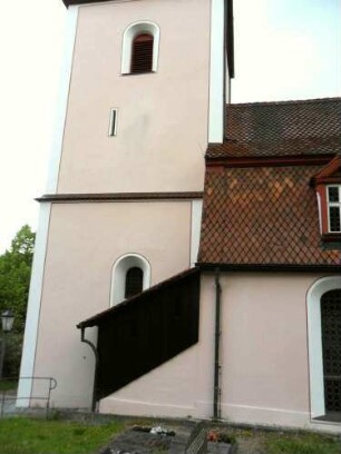Kirchturm von Süden (Westturm-16 Jh) mit Schlitzscharte im Mittelgeschoß sowie Langhaus von 1779 im Ansatz