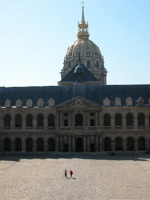 Zwei Besucher auf dem Hof des Armeemuseums, Hotel des Invalides, dahinter Kuppel des Invalidendomes