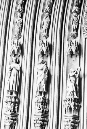 Freiburg: Figuren am gotischen Portalbogen