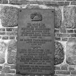 Friedenskirche: südliche Außenmauer mit Gedenkplatte für den dänischen Oberst Bonniche Bonnichsen