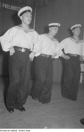 Tanzende, sowjetische Marinesoldaten einer Kulturveranstaltung der HO Industriewaren Leipzig-Stadt im Rahmen des Monats der Deutsch-Sowjetischen Freundschaft