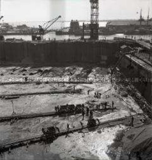 Ausgehobene und trockengelegte Baustelle zur Errichtung eines Großbunkers für deutsche U-Boote in Saint-Nazaire (vermutlich) an der französischen Atlantikküste