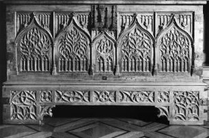 Truhe : Truhe. Nussbaumholz, geschnitzt (1350/1520). Sigmaringen: Fürstlich Hohenzollernsches Museum
