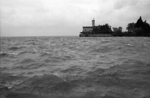 Langenargen: Bewegter Bodensee mit Schloss Montfort
