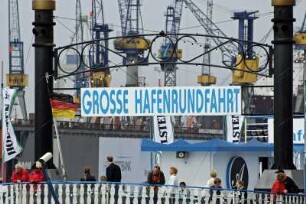 Grosse Hafenrundfahrt, Schild an einem Raddampfer der Reederei Abicht an den Landungsbruecken im Hambuger Hafen. Im Hintergrund Kraene der Werft Blohm+Voss. 06.2007